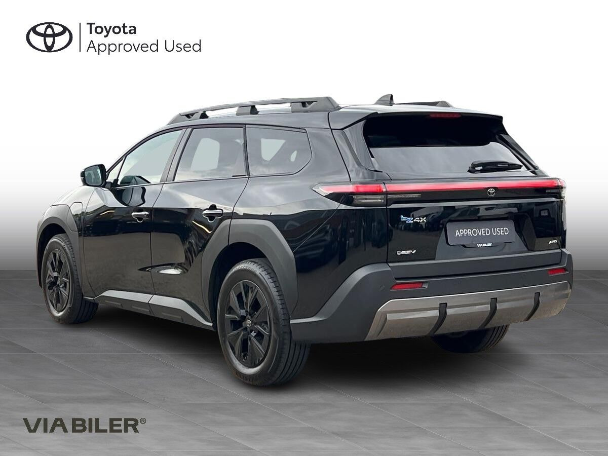 Sort Toyota bZ4X Touring fra 2026
