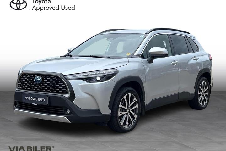 Sølv Toyota Corolla Cross fra 2024 set udefra