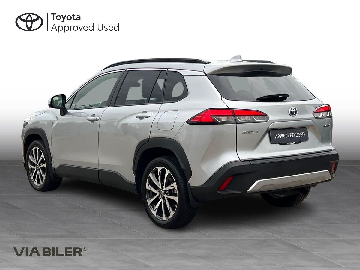 Sølv Toyota Corolla Cross fra 2024