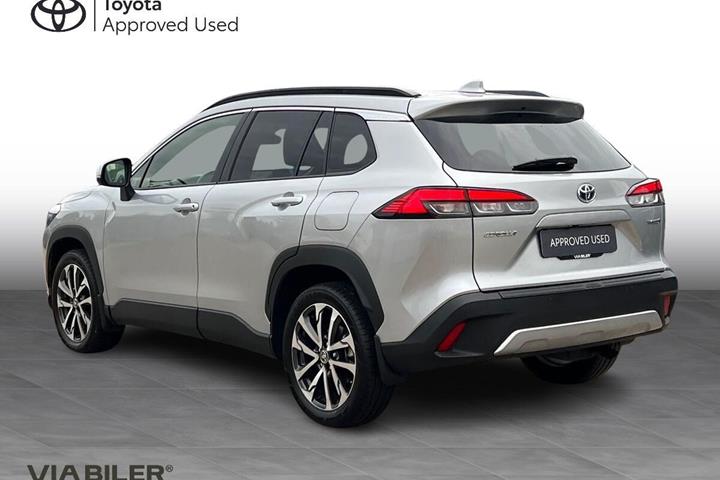 Sølv Toyota Corolla Cross fra 2024