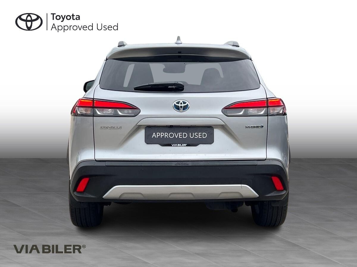Sølv Toyota Corolla Cross fra 2024