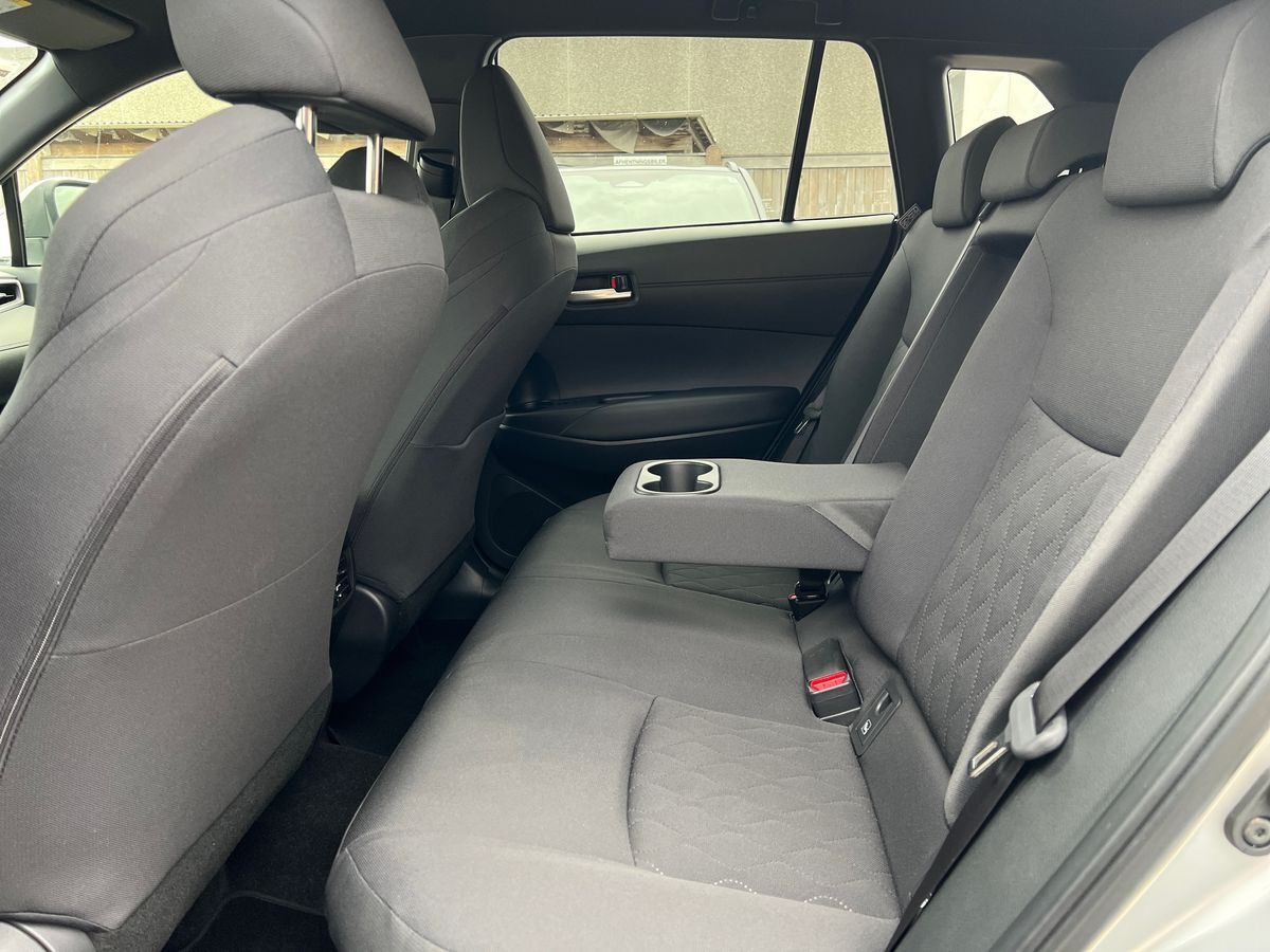 Sølv Toyota Corolla Cross fra 2024