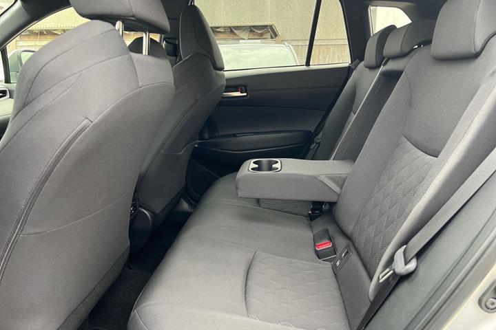 Sølv Toyota Corolla Cross fra 2024
