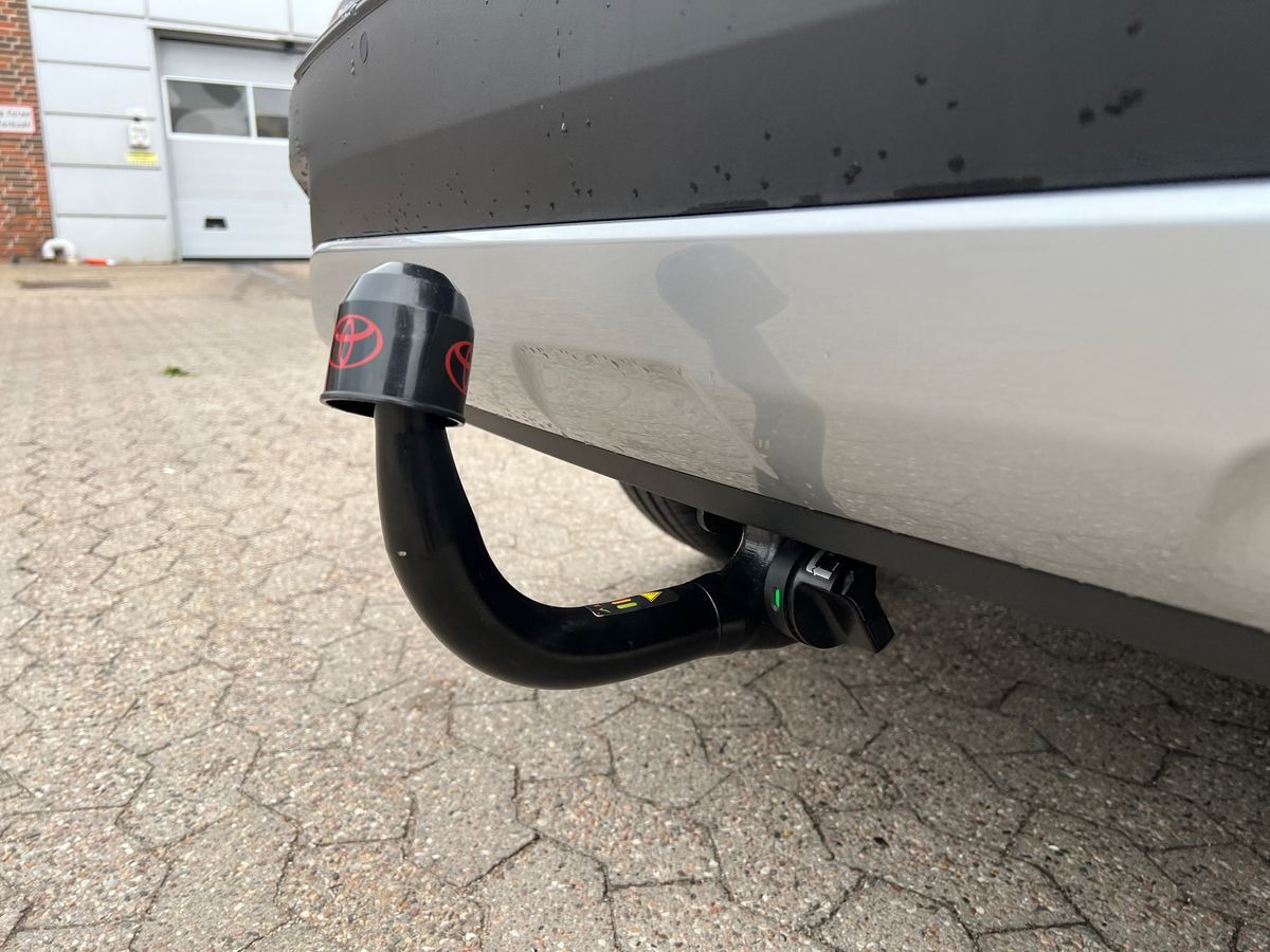 Sølv Toyota Corolla Cross fra 2024