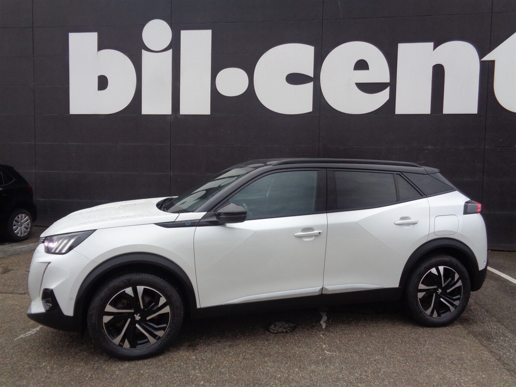 Hvid Peugeot e-2008 fra 2021
