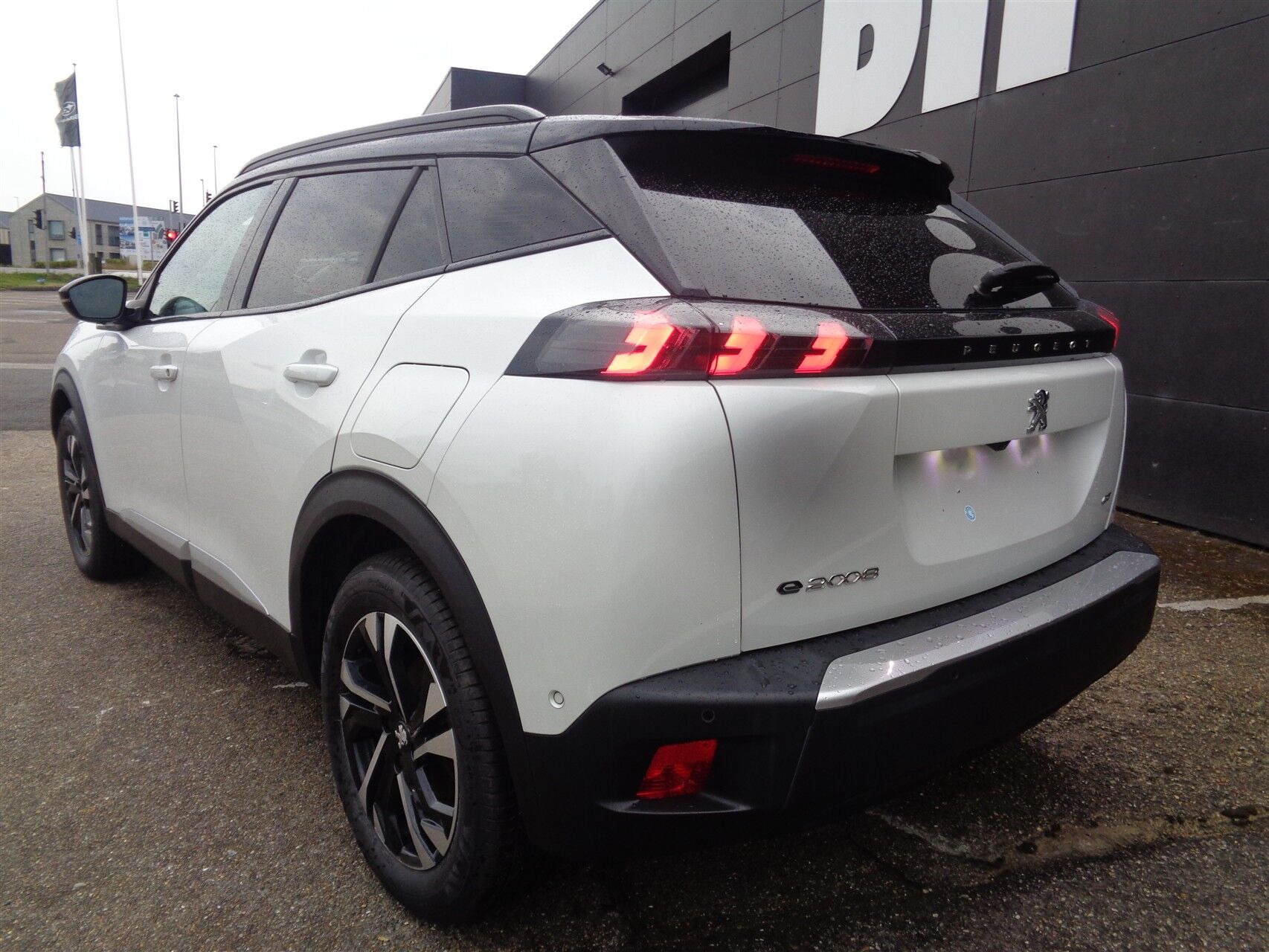Hvid Peugeot e-2008 fra 2021