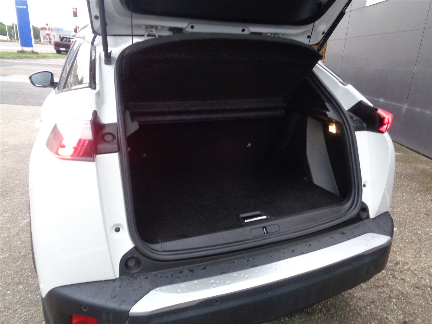 Hvid Peugeot e-2008 fra 2021