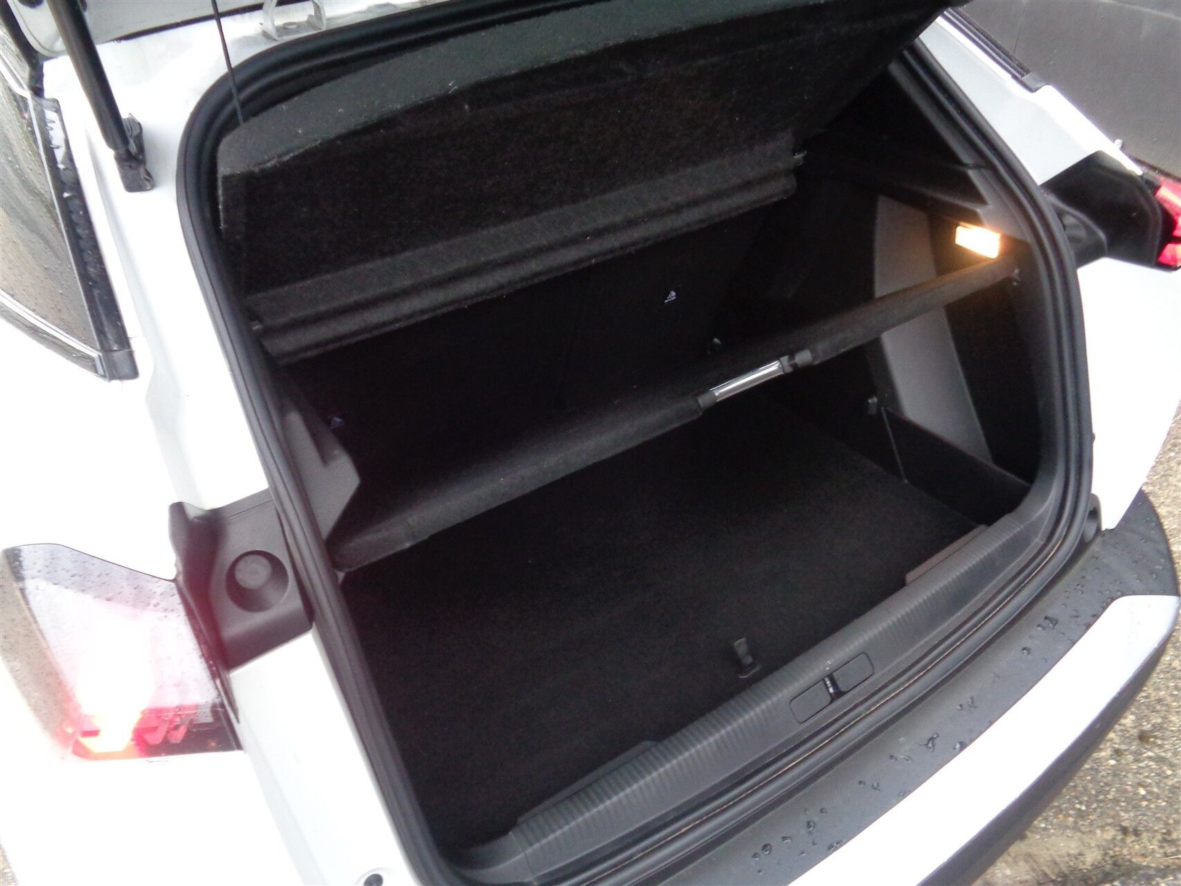 Hvid Peugeot e-2008 fra 2021