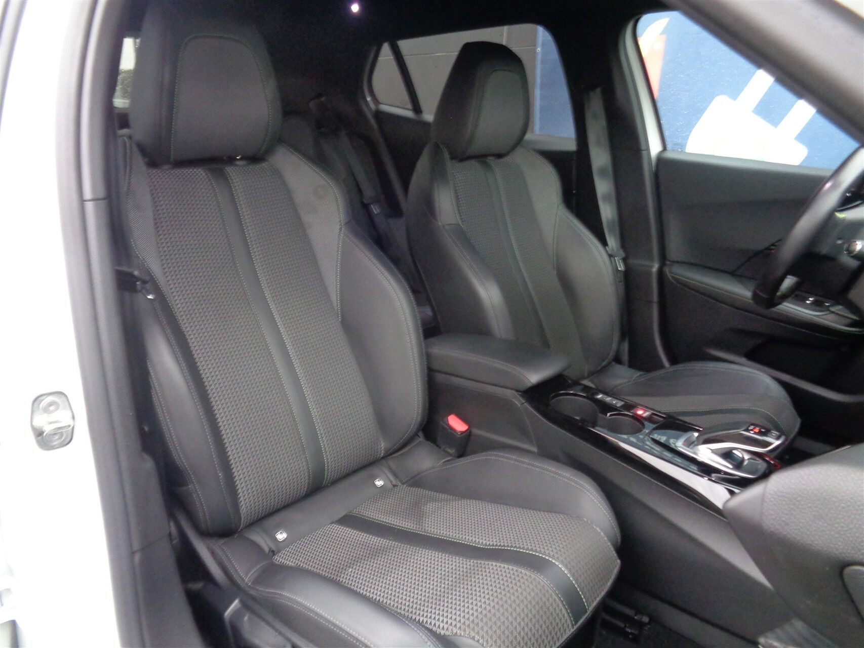 Hvid Peugeot e-2008 fra 2021