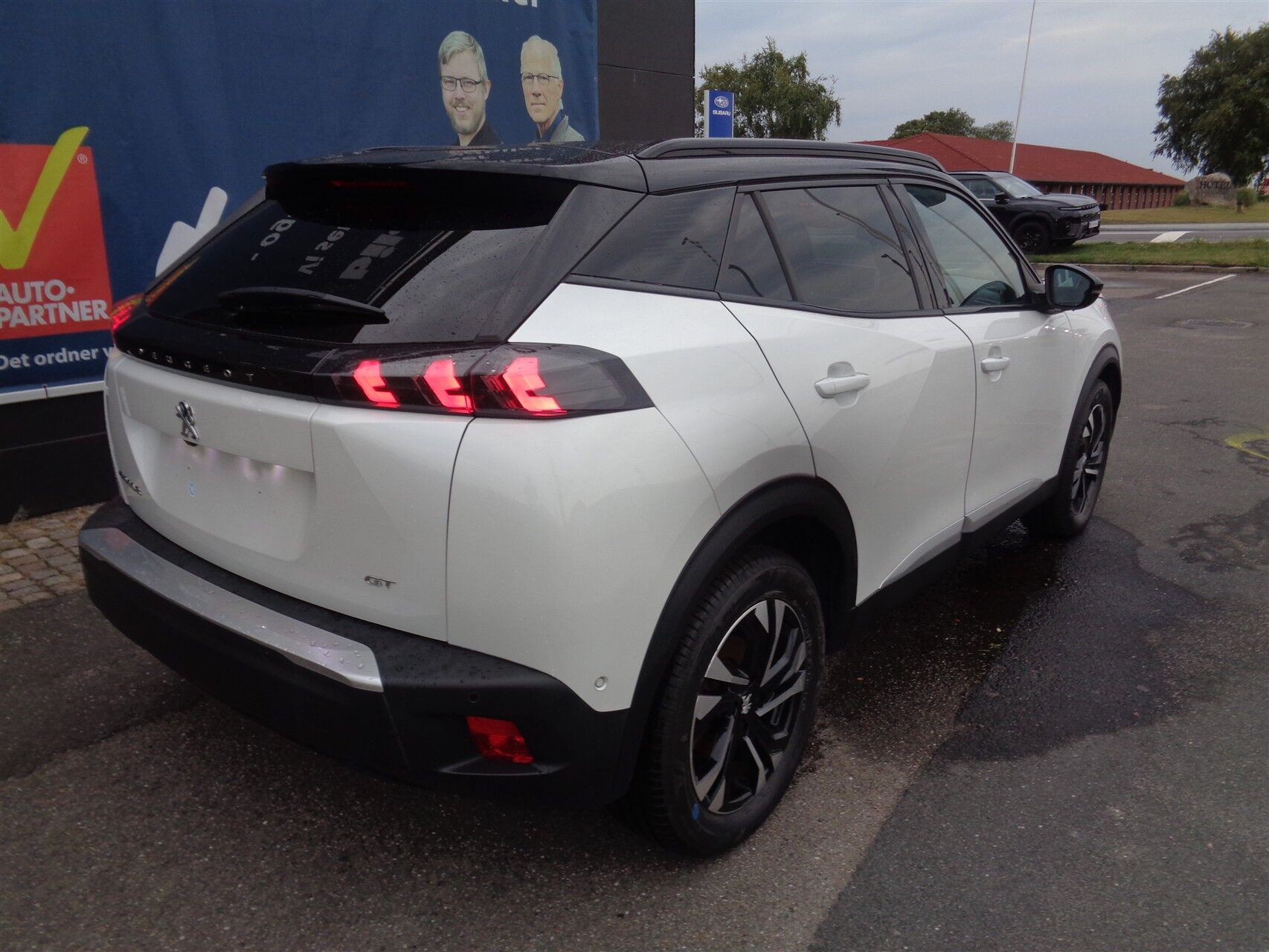 Hvid Peugeot e-2008 fra 2021