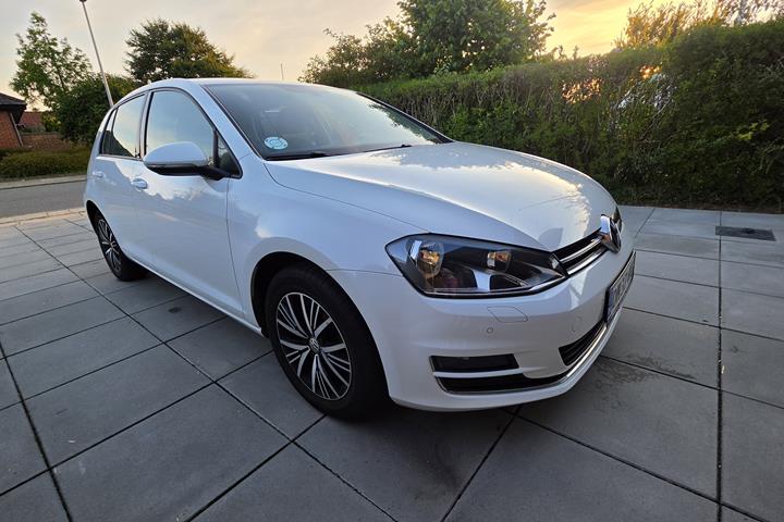 Hvid VW Golf VII fra 2016