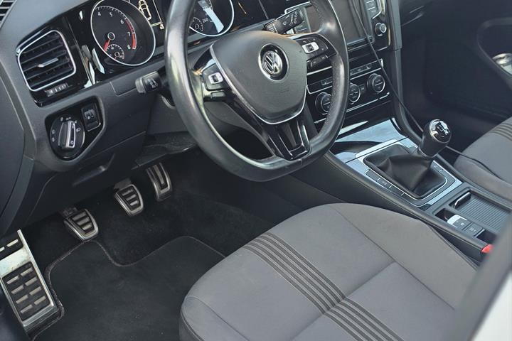 Hvid VW Golf VII fra 2016