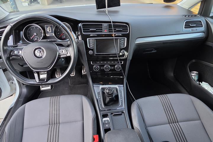 Hvid VW Golf VII fra 2016