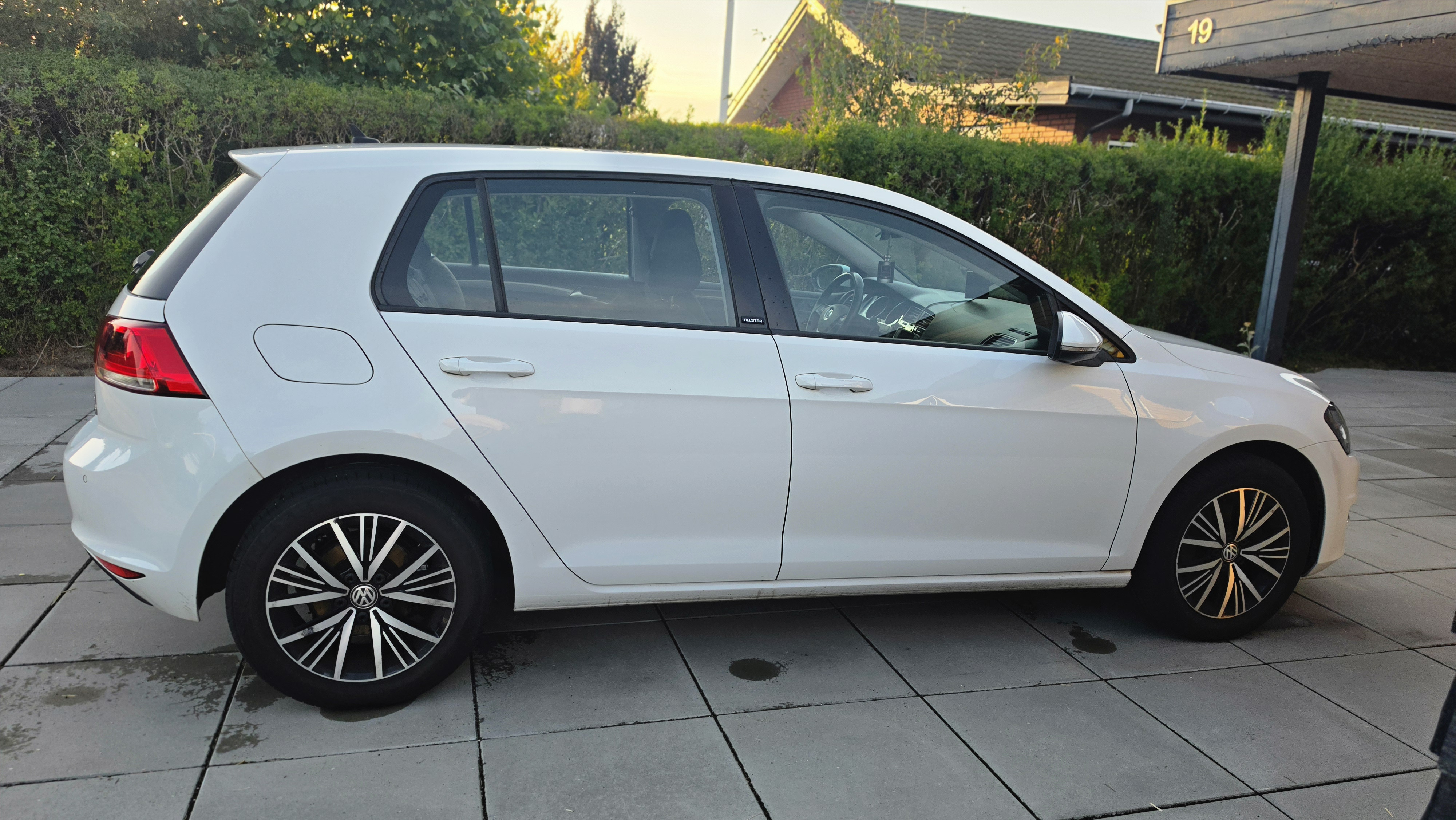 Hvid VW Golf VII fra 2016