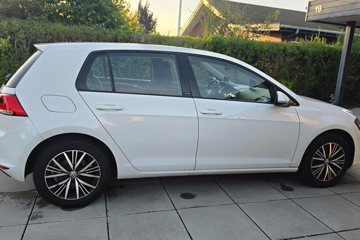 Hvid VW Golf VII fra 2016