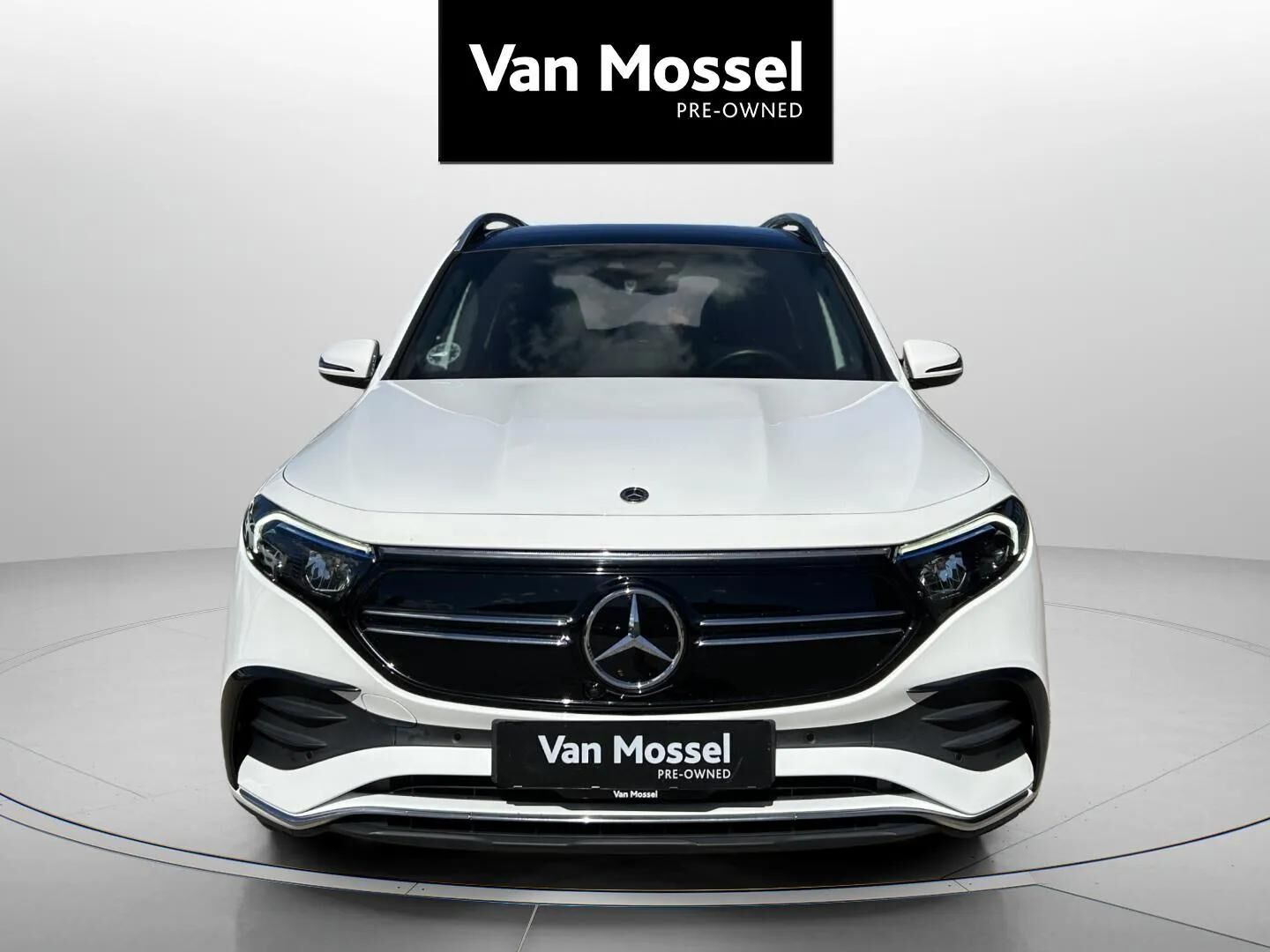 Hvid Mercedes EQB 300 fra 2022