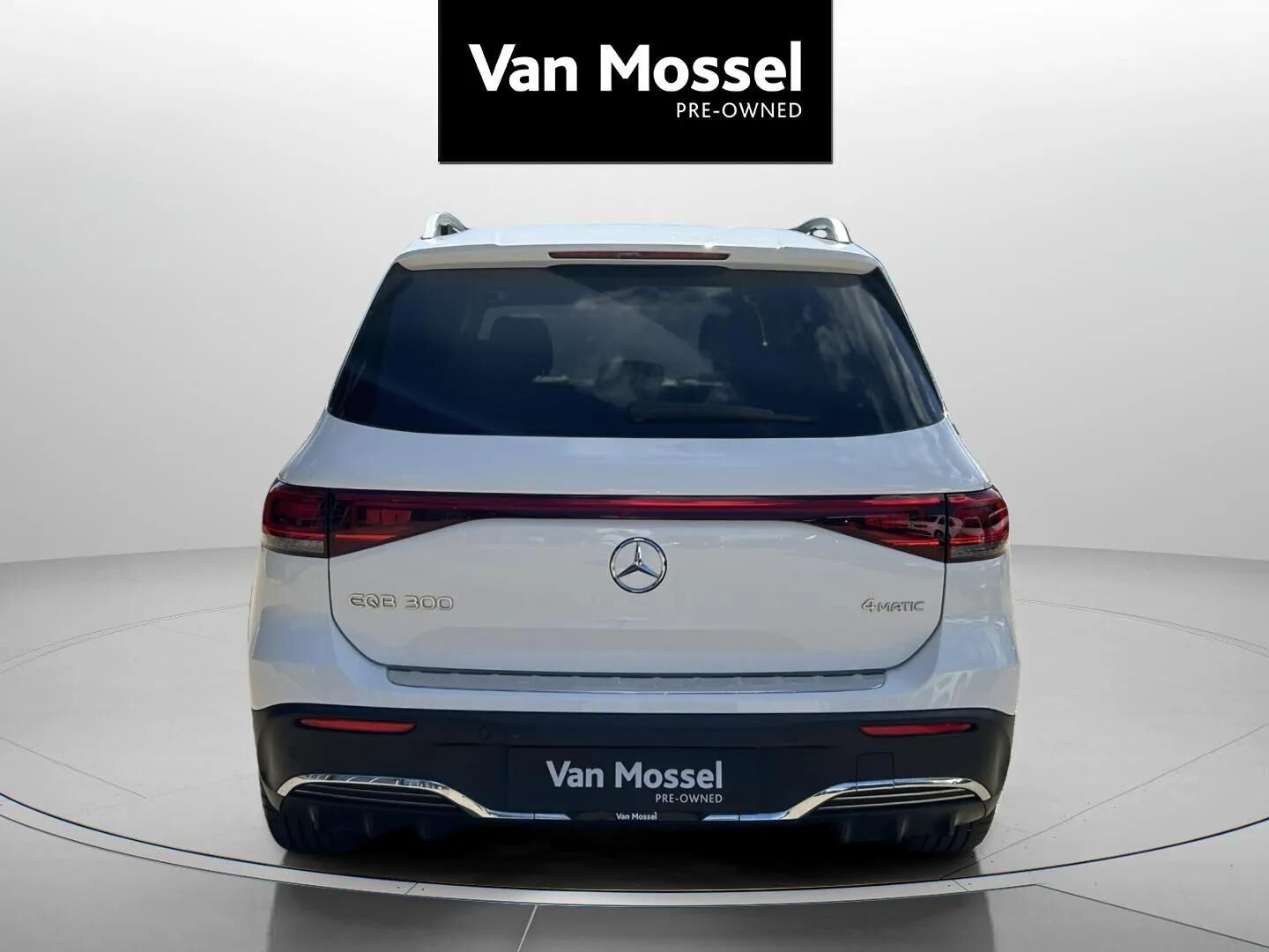 Hvid Mercedes EQB 300 fra 2022