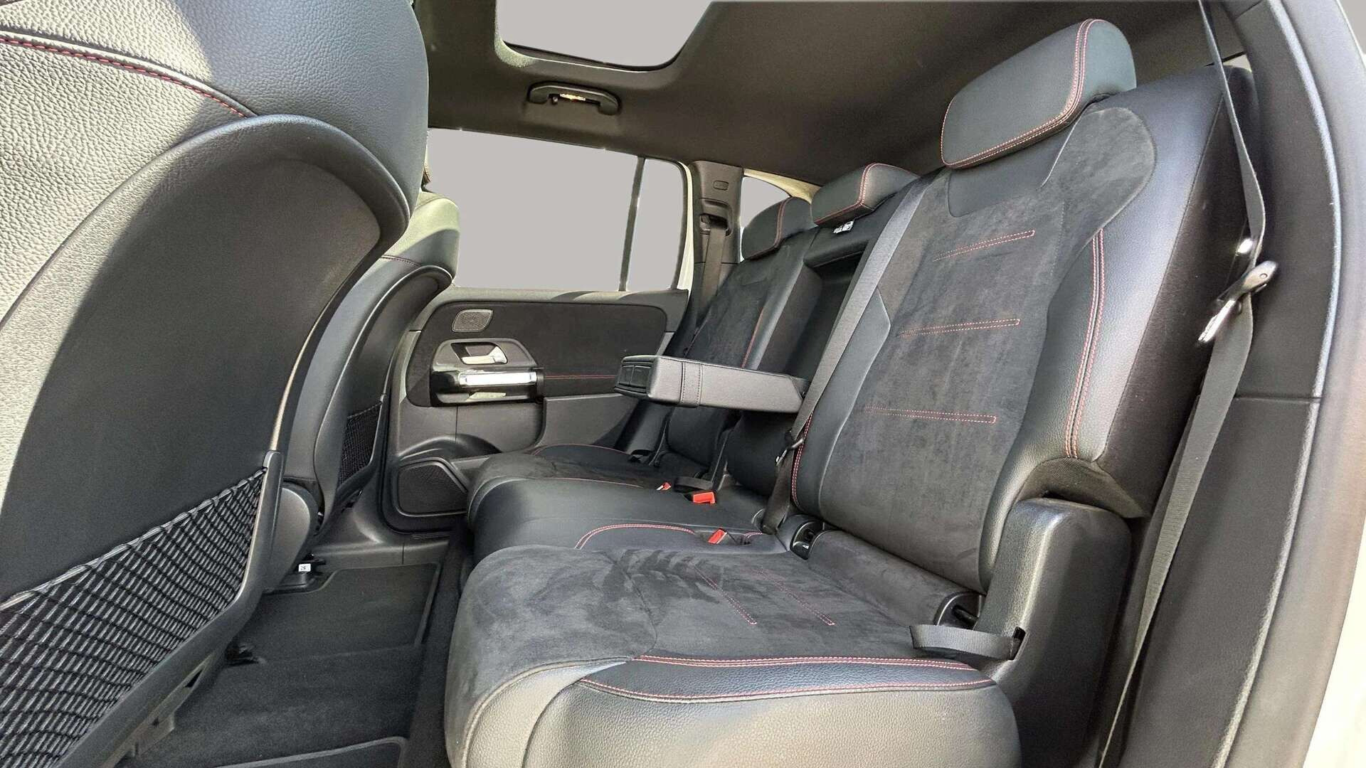 Hvid Mercedes EQB 300 fra 2022