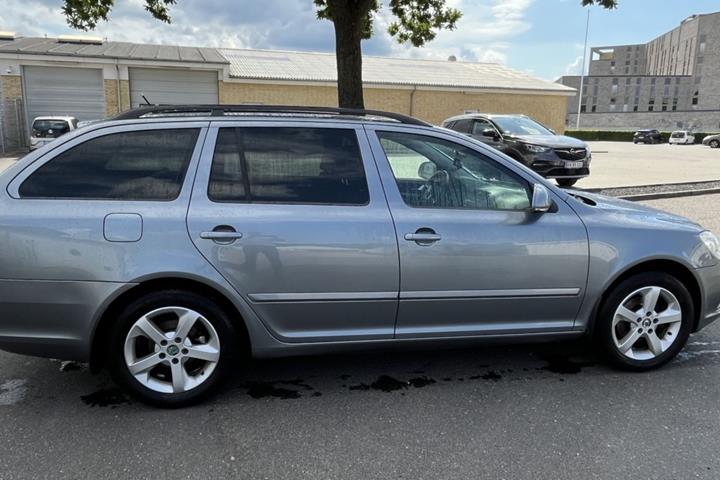 Grå Skoda Octavia fra 2013