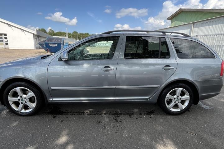 Grå Skoda Octavia fra 2013