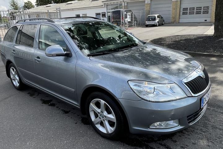 Grå Skoda Octavia fra 2013