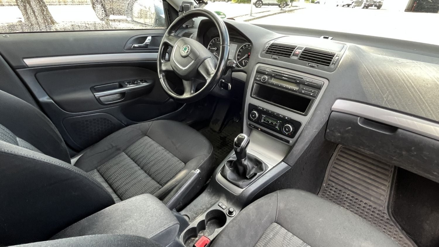 Grå Skoda Octavia fra 2013