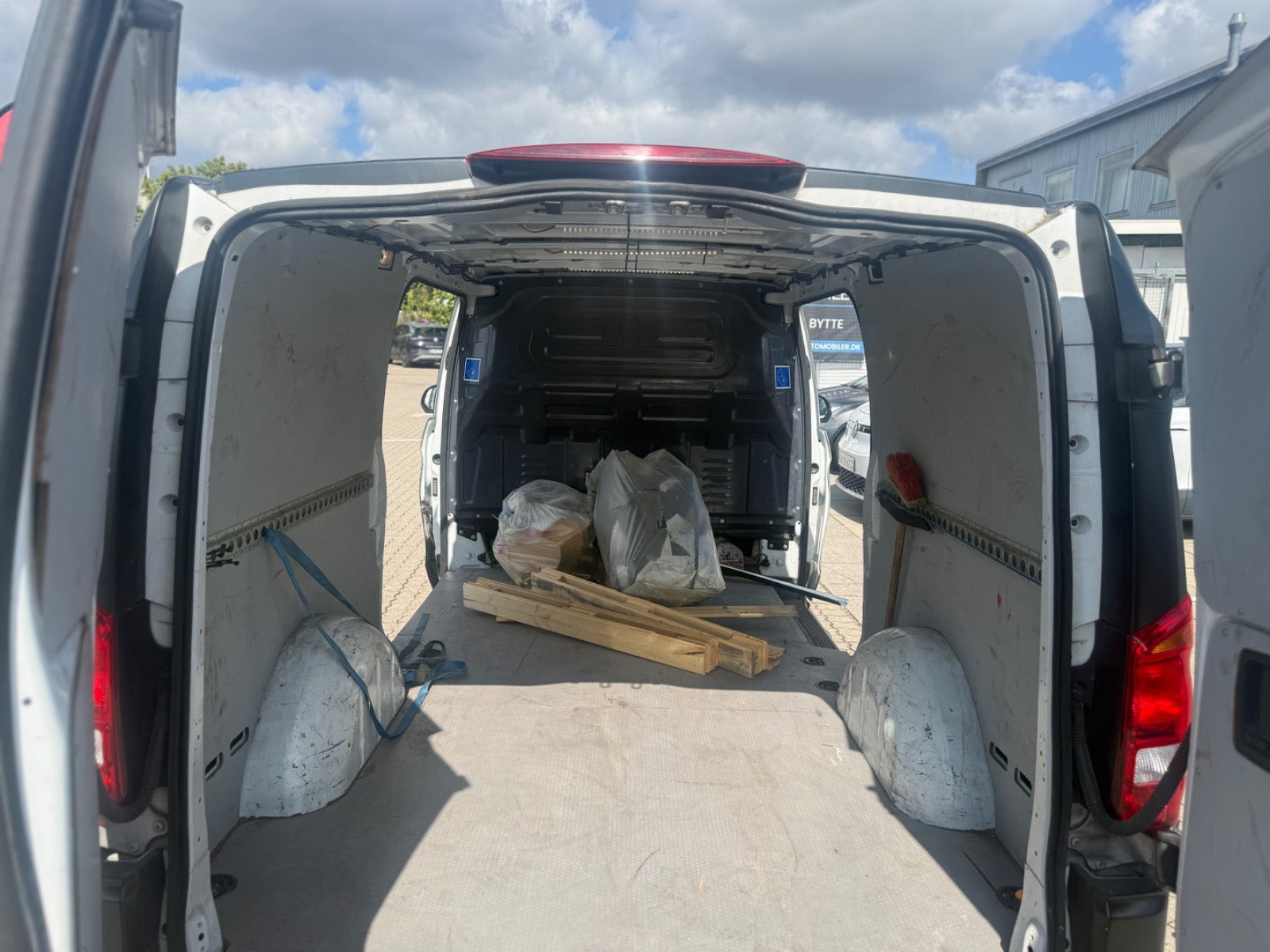 Hvid Mercedes Vito 114 fra 2019