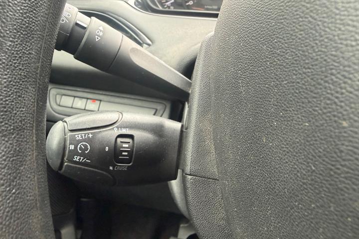 Grøn Peugeot 208 fra 2017