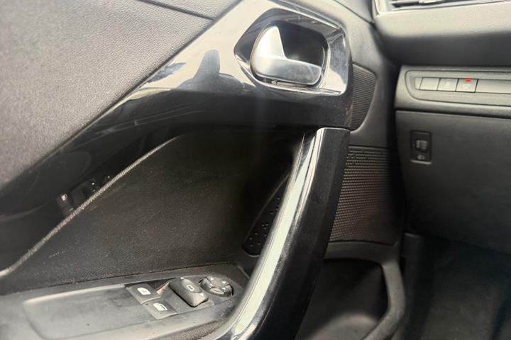 Grøn Peugeot 208 fra 2017