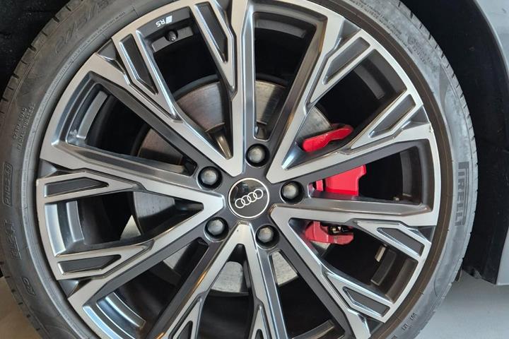Sort Audi A6 e-tron fra 2025