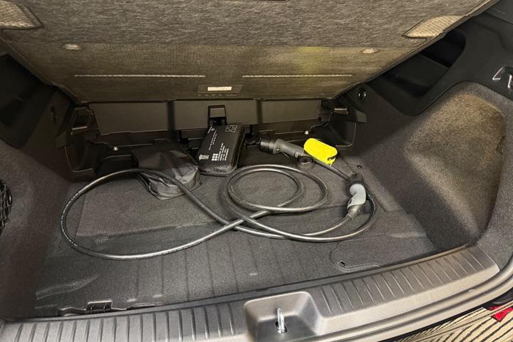 Sort Mercedes GLB250+ fra 2026 set udefra