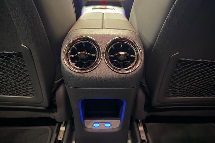 Sort Mercedes GLB250+ fra 2026 set indefra