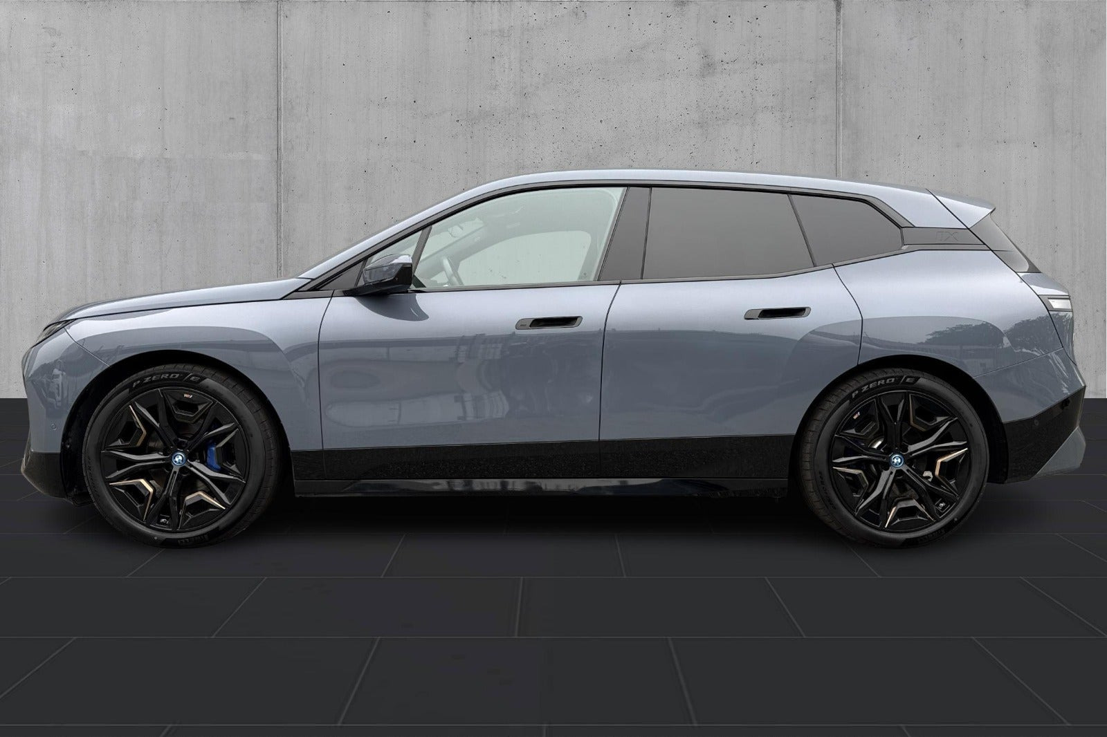 Grå BMW iX fra 2023