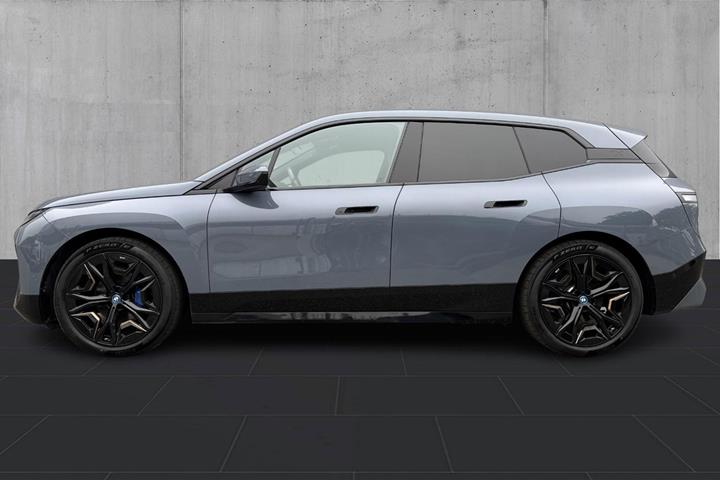 Grå BMW iX fra 2023