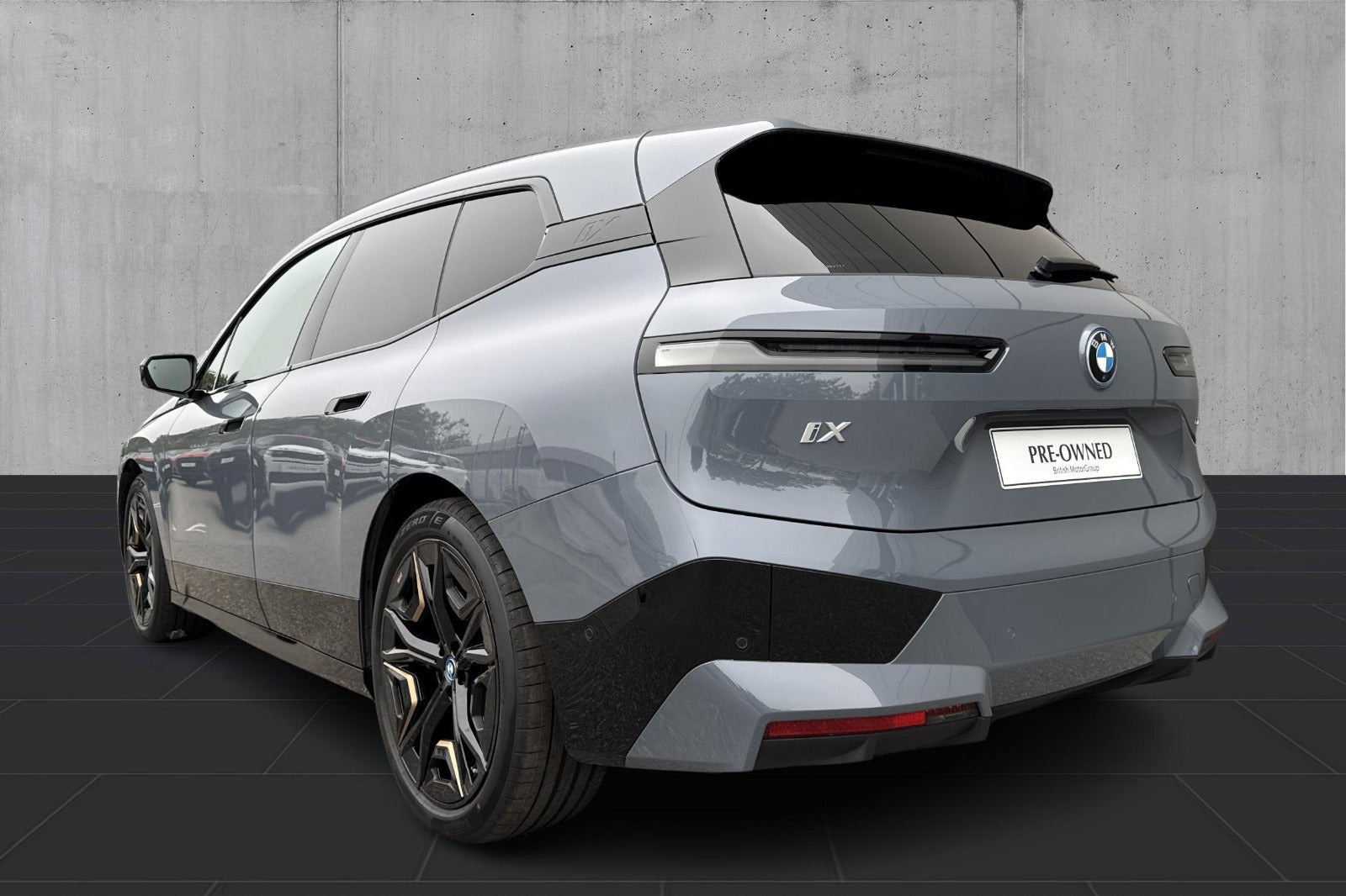 Grå BMW iX fra 2023