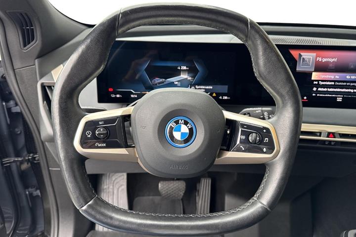 Grå BMW iX fra 2023