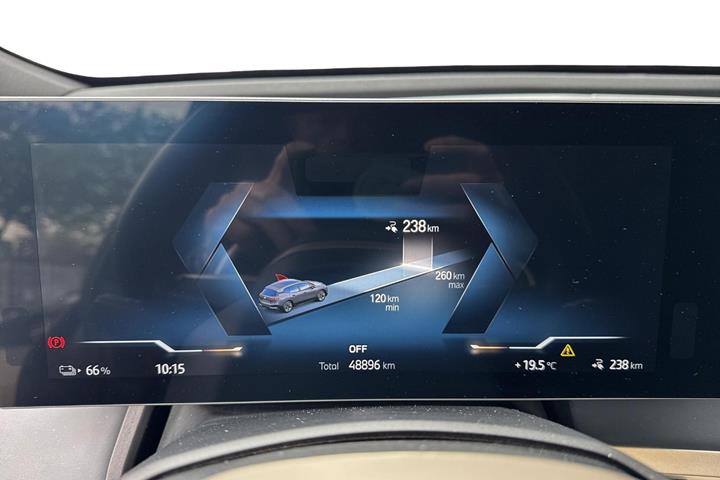 Grå BMW iX fra 2023