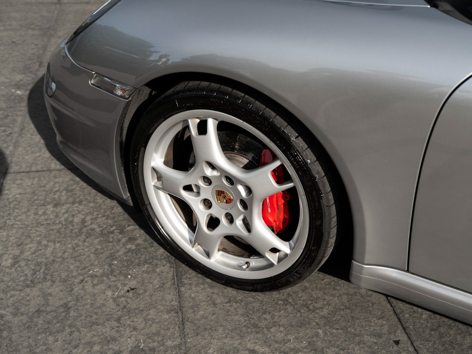 Sølv Porsche 911 Carrera S fra 2004