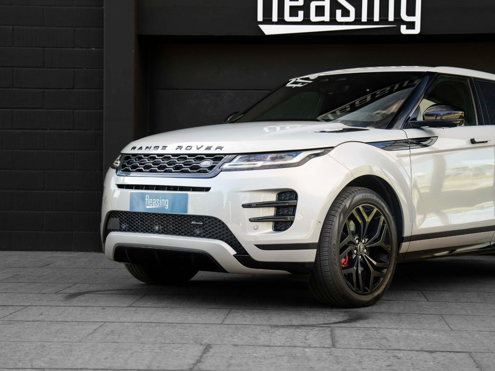 Grå Land Rover Range Rover evoque fra 2021