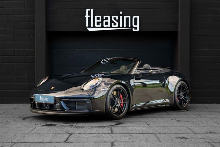 Sort Porsche 911 Carrera 4 GTS fra 2023 set udefra