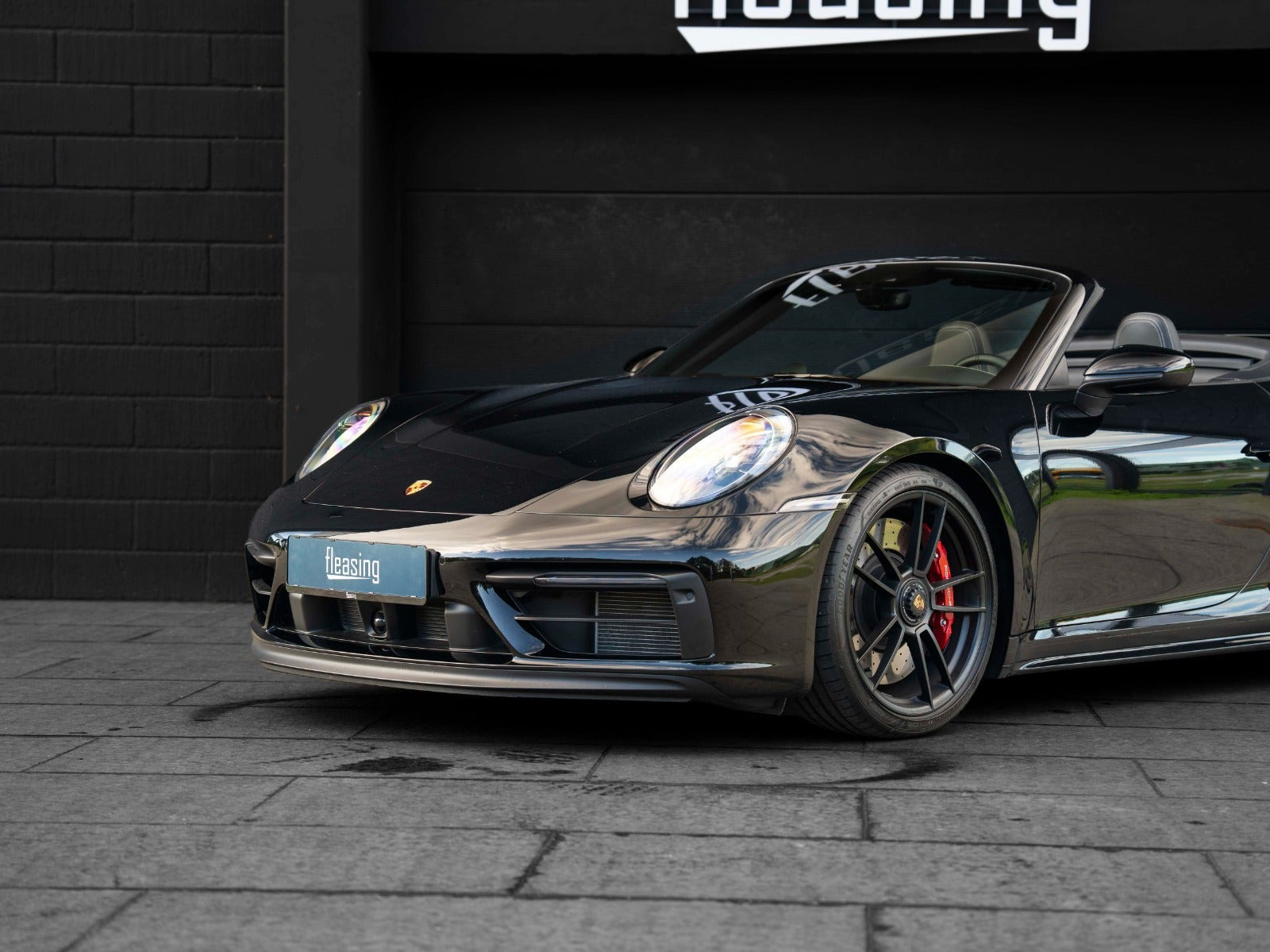 Sort Porsche 911 Carrera 4 GTS fra 2023