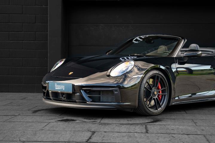 Sort Porsche 911 Carrera 4 GTS fra 2023