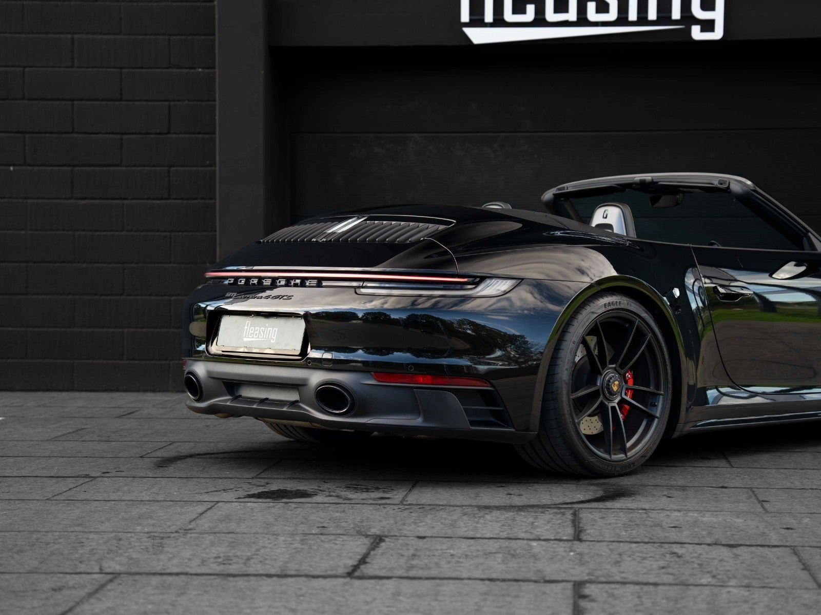 Sort Porsche 911 Carrera 4 GTS fra 2023