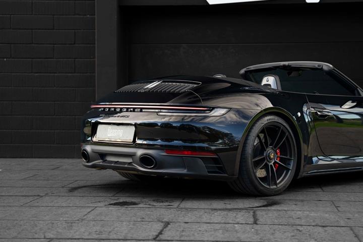 Sort Porsche 911 Carrera 4 GTS fra 2023