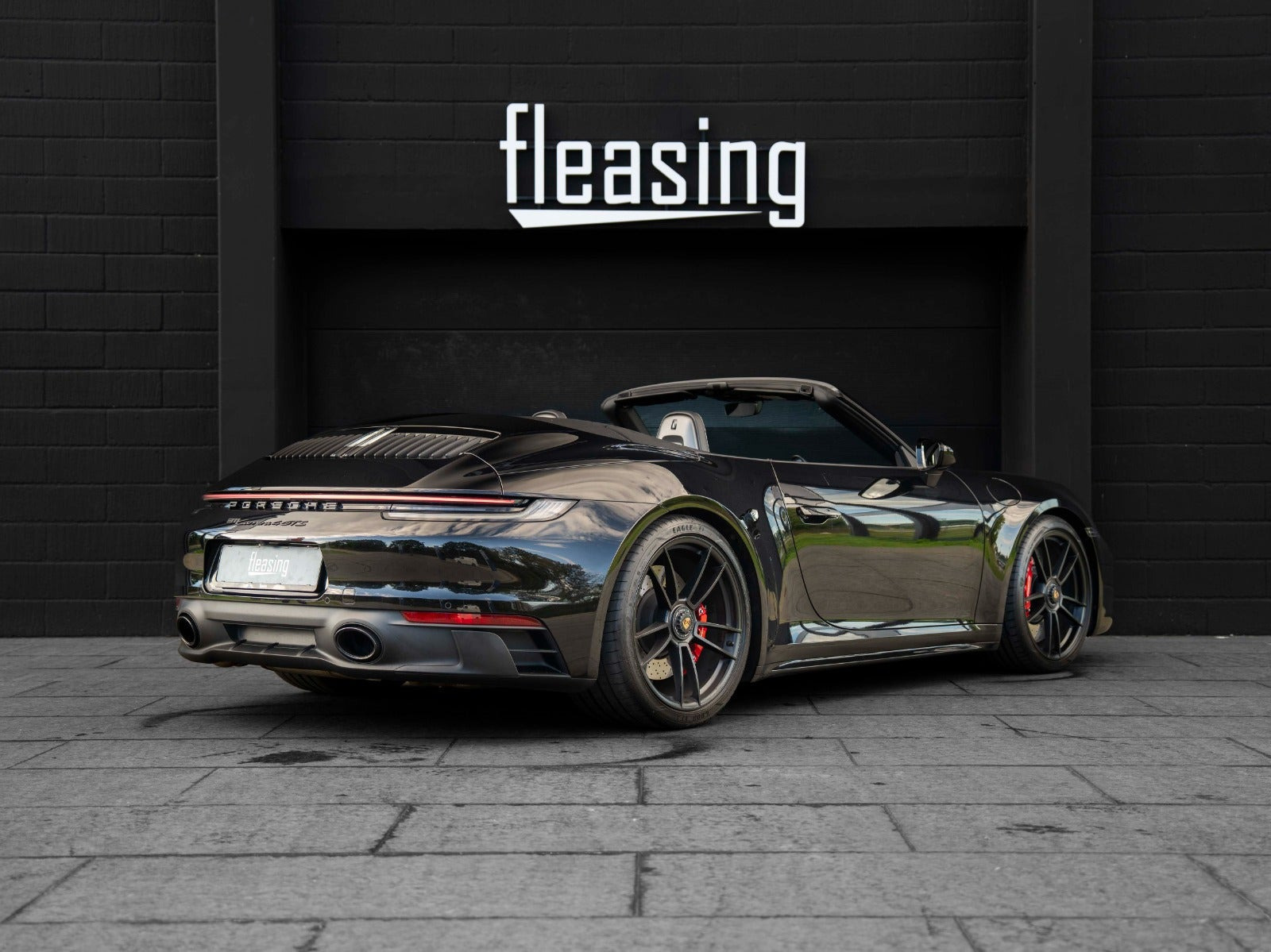 Sort Porsche 911 Carrera 4 GTS fra 2023
