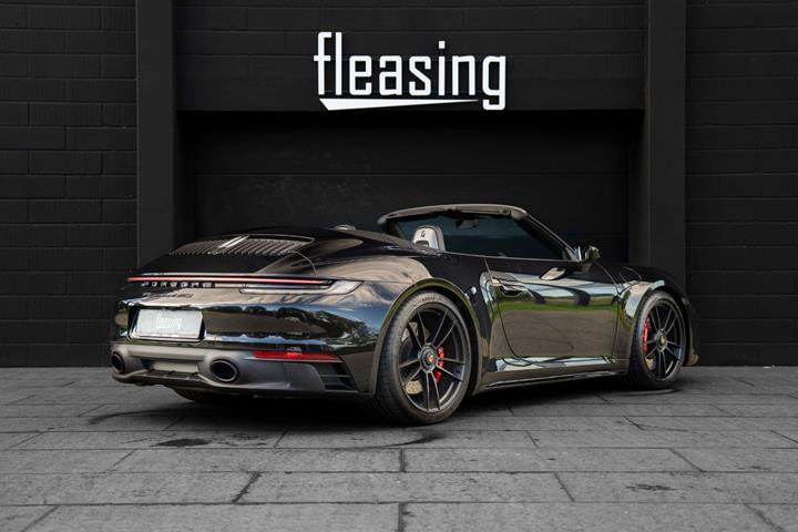 Sort Porsche 911 Carrera 4 GTS fra 2023