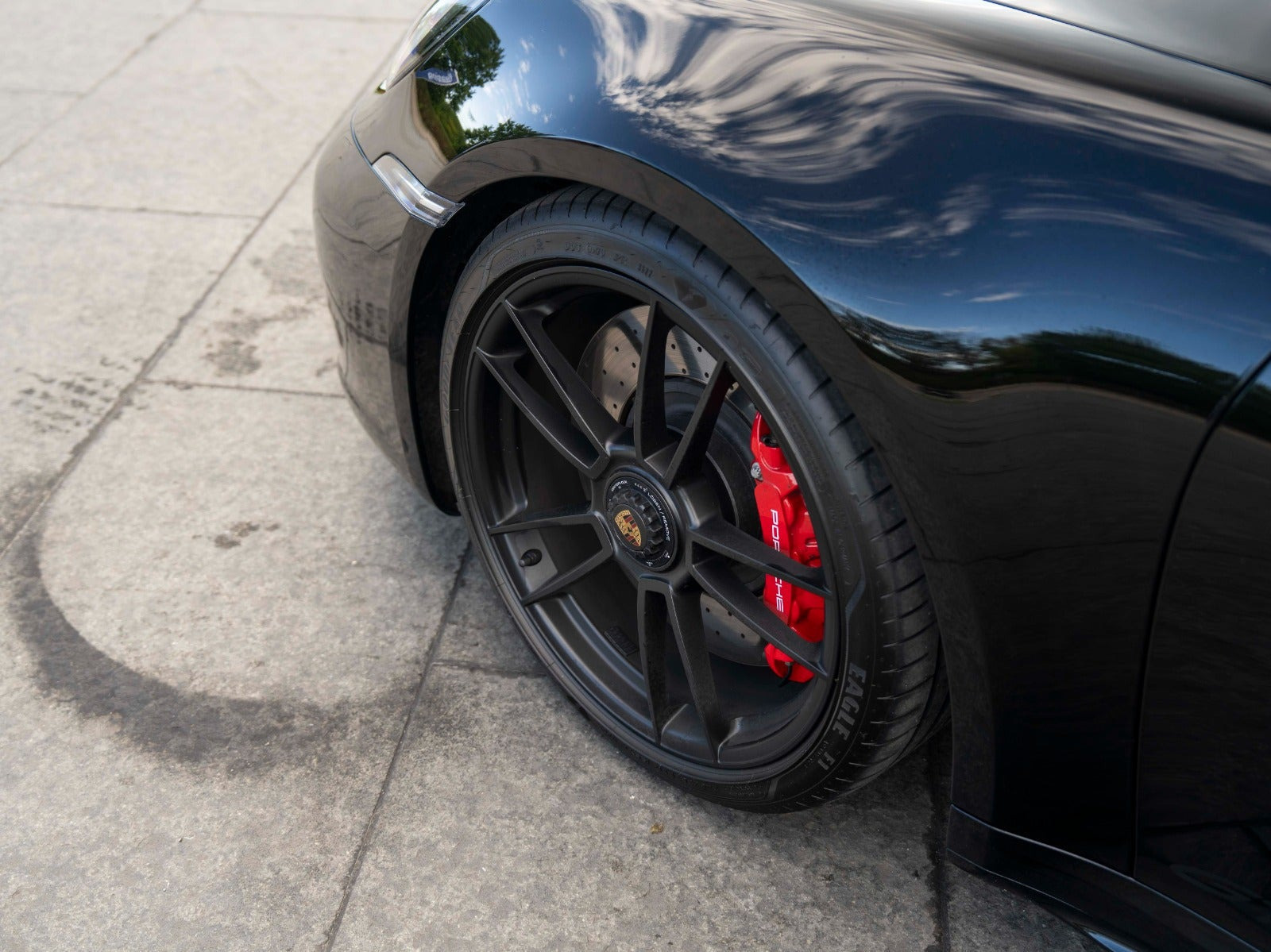 Sort Porsche 911 Carrera 4 GTS fra 2023