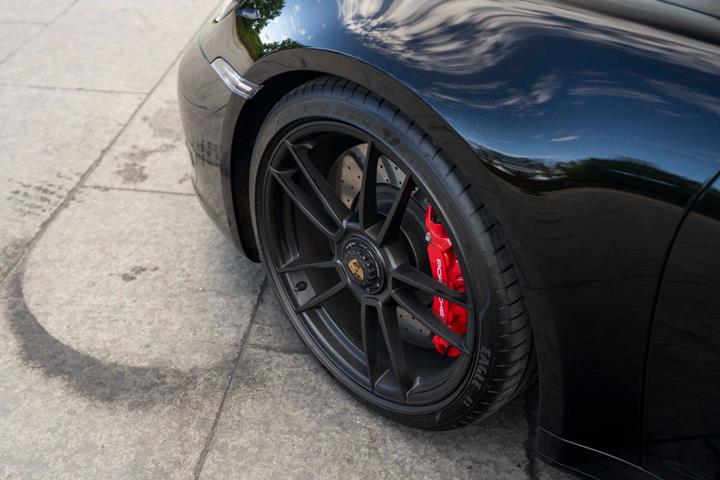 Sort Porsche 911 Carrera 4 GTS fra 2023