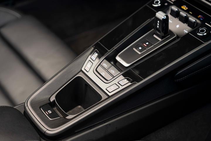 Sort Porsche 911 Carrera 4 GTS fra 2023