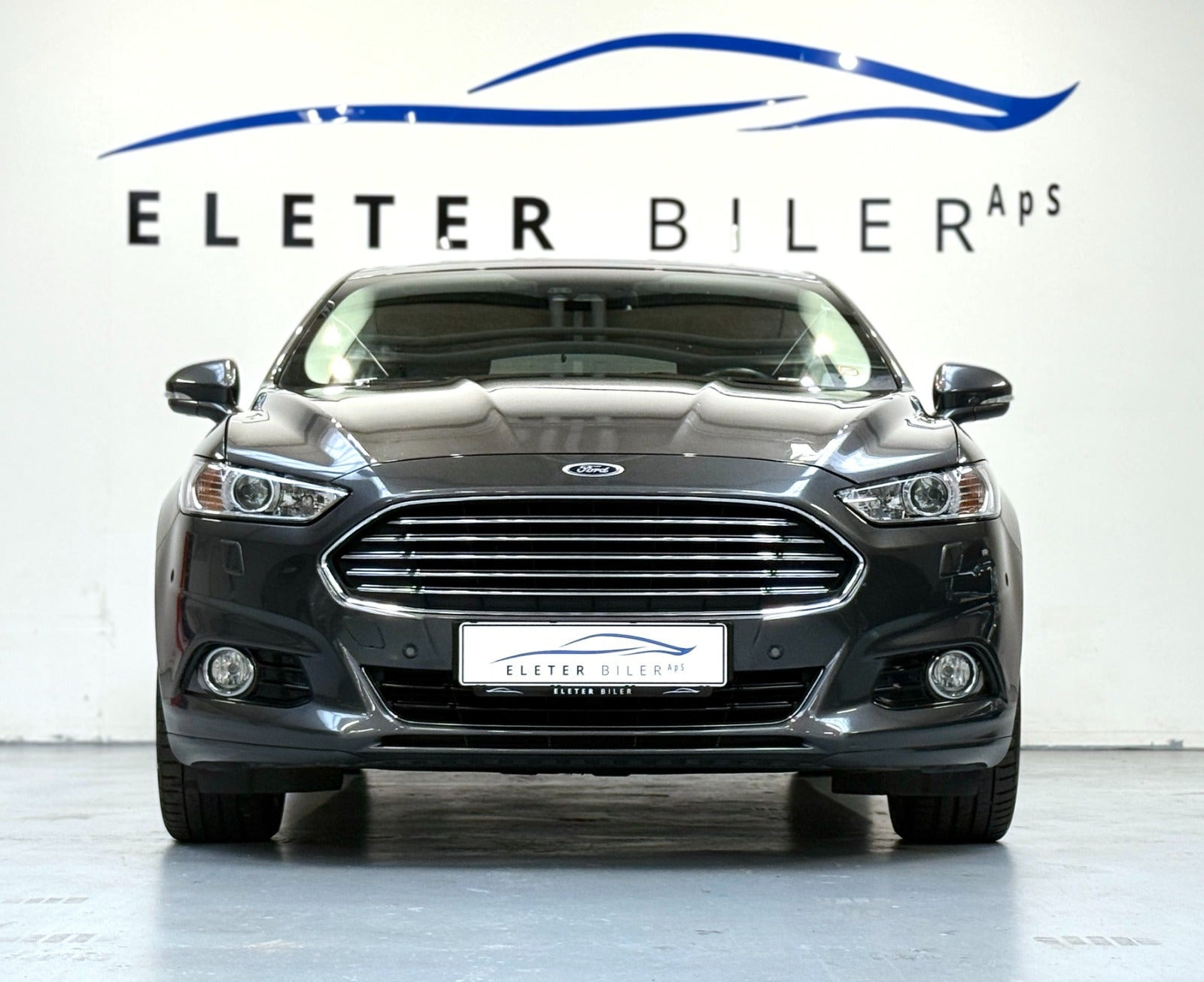 Grå Ford Mondeo fra 2017